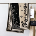 Dettaglio di scialle vintage con stampa floreale e farfalle e bordi con frange sottili - 66*186cm / Nero (GSJ-296)