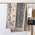 Dettaglio scialle in maglia con fiori e farfalle in design patchwork beige e grigio - 66*186cm / Grigio (GSJ-296)