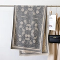 Detail der Paisley- und Elefanten-Jacquard-Muster auf dickem Winterfransen-Schal - 66*186cm / Grau
