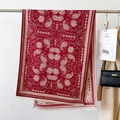 Detail eines roten und beigen Paisley-Schals mit Elefantenmotiven und Fransenbesatz - 66*186cm / Rot