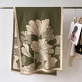 Dettaglio di sciarpa verde oliva con motivi di foglie di ginkgo beige e nappe - Verde