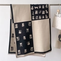 Détail d'une écharpe douce noire et beige avec motifs de chats et bords à franges - Beige-Noir