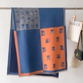 Détail de l'écharpe en maille douce montrant des motifs de chat et des bords à franges - Orange Bleu