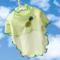 Hellgrünes Hunde-Netz-T-Shirt mit Ananas-Stickerei und Rüschen vor blauem Himmel - S / Rüschenkante Grüne Ananas