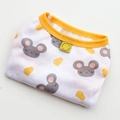 Détail du gilet blanc en coton pour chien avec motif souris et fromage et bordure jaune - XS / Souris Grise Jaune