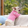 Pull en tricot à carreaux rose et blanc pour chien avec un écusson visage souriant - S / Damier Rose