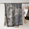 Dettaglio dello scialle jacquard floreale con motivo a rose double-face e frange - 66*186cm / Bordo Grigio