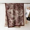 Dettaglio del motivo jacquard a rose eleganti e delle frange sulla sciarpa invernale - 66*186cm / Marrone