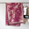 Dettaglio di sciarpa floreale in finto cashmere con frange e sfumature di colore rosa - Rosa