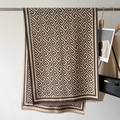 Dettaglio di una sciarpa spessa in cashmere con motivi geometrici neri e marroni e frange - 66*186cm / Grigio Beige