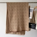 Dettaglio della sciarpa in maglia a motivi geometrici con frange e drappeggio - 66*186cm / Beige Cachi