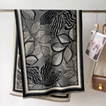 Dettaglio del motivo a foglie e frange corte sulla sciarpa di finto cashmere spessa - Stile Nero (GSJ-371-Black)