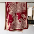 Modischer Schal in Rot und Beige mit tropischem Palmenprint und feinen Fransen am Rand - Rot