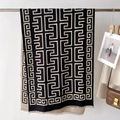 Dettaglio di scialle in maglia double-face con motivo geometrico e bordi a frangia - 66*186cm / Nero