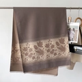 Nahaufnahme eines eleganten Schals mit Kaffeeblock-Druck und Tulpen-Blumenmustern - Khaki Grau Violett