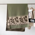 Detail eines floral bedruckten Paschmina-Schals mit doppelseitigem Design und Fransen - Cremegrün