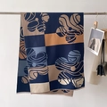 Dettaglio della sciarpa color-block con motivi floreali astratti e frange fini - 66*186cm / Blu navy