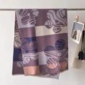 Dettaglio dello scialle in maglia con motivo floreale astratto e bordi a frange - 66*186cm / Viola Taro