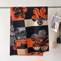 Dettaglio di sciarpa floreale a blocchi di colore con nappe fini e maglia di qualità - 66*186cm / Arancione Nero