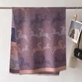 Detalle macro de la bufanda con estampado de cebra, tonos púrpuras y bordes de flecos - 66*186cm / Púrpura (GSJ-186)