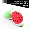 Pluche speelgoed watermeloen met rood vruchtvlees en zwarte geborduurde zaden - Halve Cirkel Watermeloen