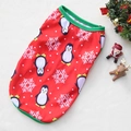 Detailaufnahme einer roten Weihnachts-Haustierweste mit Pinguin-Print und grünem Saum - M / Rot Pinguin