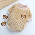 Detail van een pluchen huisdiertrui in beige met 3D-ruitpatroon en schattige beerpatch - M / Gele Basis Beer (Rasterpatroon)