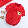 Detail van rode pluche hondentrui met warme fleece textuur en schattig berenborduursel - M / Rode Basis Beer (Rasterpatroon)