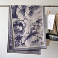 Sciarpa floreale grigio-viola con motivo camelia vintage e dettagli di frange fini - Viola