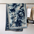 Scialle in cashmere blu e bianco con motivo floreale vintage e trama a maglia spessa - Blu