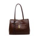 Grande borsa tote in pelle marrone scuro con chiusura a scatto oro e ciondolo - Marrone (Senza Ciondolo)