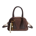 Bolso Boston de ante marrón oscuro con colgante de cuentas retro y correa ajustable - Marrón