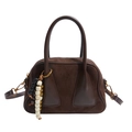 Bolso Boston de ante marrón oscuro con parches de cuero y amuleto de cuentas - Marrón
