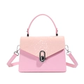 Borsa rosa in ecopelle con patta motivo a serpente e chiusura in metallo - Rosa
