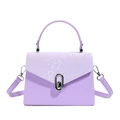 Borsa di lusso viola chiaro con trama a pelle di serpente e chiusura in metallo - Viola