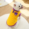 Dettaglio del gilet in pile giallo per cani con ricamo di orso e anello a D in metallo - XS / Gilet (433) / Giallo (Viola)