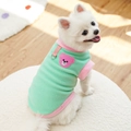 Dettaglio del gilet in pile verde menthe e rosa per animali con toppa a orso e anello a D - XS / Gilet (433) / Verde Chiaro (Rosa)