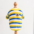 Dettaglio di un caldo maglione a righe per animali con ricamo a forma di cane - S / Chihuahua Ricamato a Righe Giallo Blu e Bianco