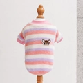 Dettaglio del maglione a righe rosa e viola per animali con morbido peluche e ricamo cane - S / Chihuahua Ricamato a Righe Rosa Viola e Bianco