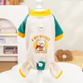 Dettaglio di tutina per cani con stampa orsetto e anello a D integrato per aggancio guinzaglio - 3XL / Crema con maniche verdi