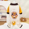 Dettaglio del pigiama in pile per cani con anello per guinzaglio e stampa orso vintage - 3XL / Crema con maniche giallo zenzero