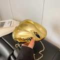 Schicke goldene Abendtasche in Herzform mit Hochglanz-Metallic-Finish und feiner Kette - Gold