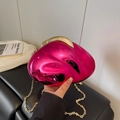 Unregelmäßige herzförmige Abendtasche in Fuchsia-Acryl mit goldener Metallkette - Rosarot