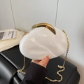 Elegante weiße Abendtasche aus Acryl mit Marmormuster, Goldkette und Metallverschluss - Weiß