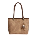 Braune große Shopper-Tasche mit langen Griffen und Plüsch-Anhänger auf weißem Grund - Braun