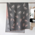 Nahaufnahme von dunkelgrauem Schal mit rosa Ginkgoblatt-Druck und feinen Fransen - Rosa-Grau / 66*186cm
