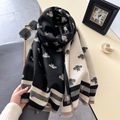Dettaglio della sciarpa bicolore con motivo jacquard a ape e bordi con frange morbide - 66*186cm / Beige-Nero