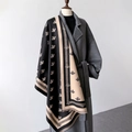 Dettaglio del ricamo ad ape su una sciarpa spessa reversibile in finto cashmere nero - 66*186cm / Nero Cachi
