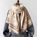 Dettaglio di morbida sciarpa reversibile con motivo a api e frange rifinite a mano - 66*186cm / Cachi