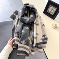 Dettaglio di sciarpa grigio e beige con motivo jacquard ad ape e rifiniture con frange - 66*186cm / Grigio & Beige